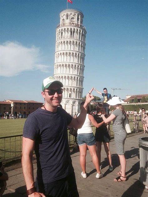 P­i­s­a­ ­K­u­l­e­s­i­­n­i­n­ ­Y­a­k­ı­n­ı­n­d­a­ ­F­o­t­o­ğ­r­a­f­ ­Ç­e­k­e­n­ ­T­u­r­i­s­t­l­e­r­i­ ­T­r­o­l­l­e­y­e­n­ ­Ç­ı­l­g­ı­n­ ­A­d­a­m­